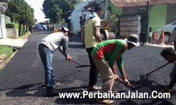 1BudhiPerbaikanJalan1.jpg