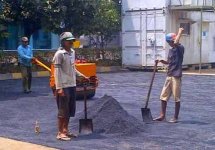 1BudhiPerbaikanJalan2.jpg