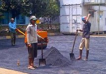 1BudhiPerbaikanJalan2.jpg