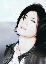 FoolsMate_08-10_Gackt8.jpg