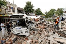 christchurch-earthquake-new-zealand-bus_32420_600x450.jpg