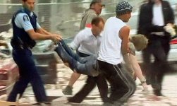 christchurch-earthquake-new-zealand-carrying-injured_32421_600x450.jpg