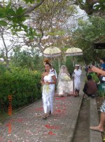 pas ada pernikahan orang bule di tanah LOT.jpg