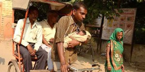 narik becak sambil bawa bayi.jpg